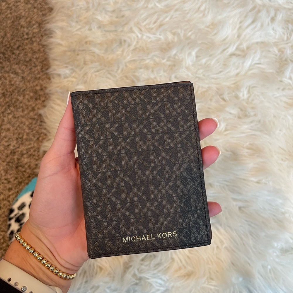 MICHAEL KORS Passport Holder Wallet